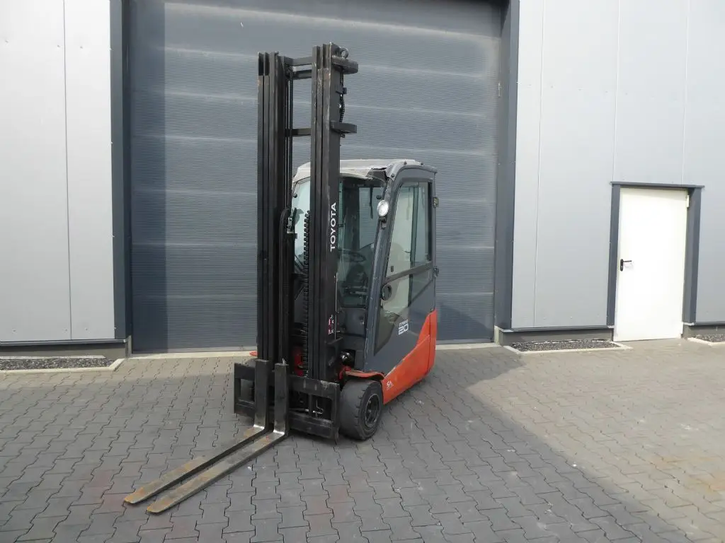 Gabelstapler günstig und sicher online kaufen. Hier sehen Sie einen Toyota 8FBE20T aus dem Jahr 2018.