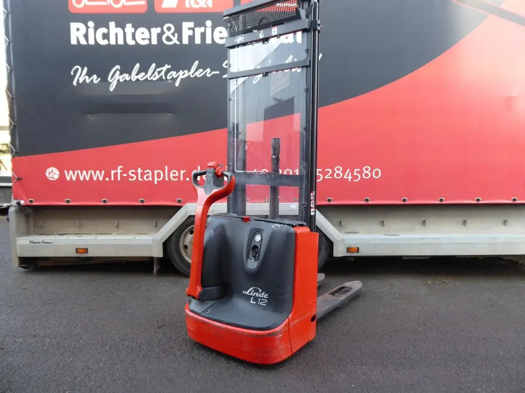 Gabelstapler günstig und sicher online kaufen. Hier sehen Sie einen Linde L12 aus dem Jahr 2024.
