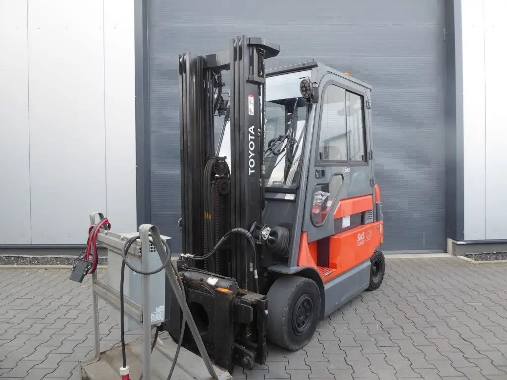 Gabelstapler günstig und sicher online kaufen. Hier sehen Sie einen Toyota 7FBMF25 aus dem Jahr 2012.