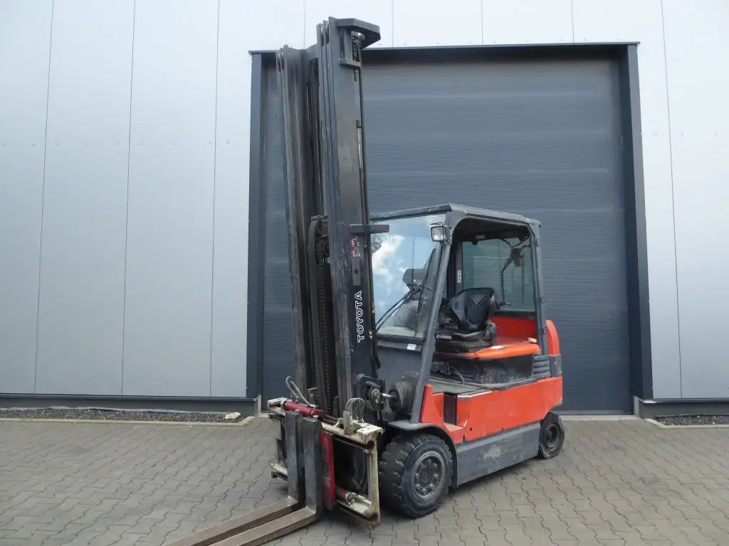 Gabelstapler günstig und sicher online kaufen. Hier sehen Sie einen Toyota 7FBMF35 aus dem Jahr 2010.