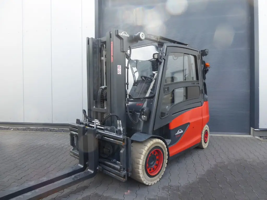 Gabelstapler günstig und sicher online kaufen. Hier sehen Sie einen Linde E50L-01/600 Containerfähig aus dem Jahr 2020.