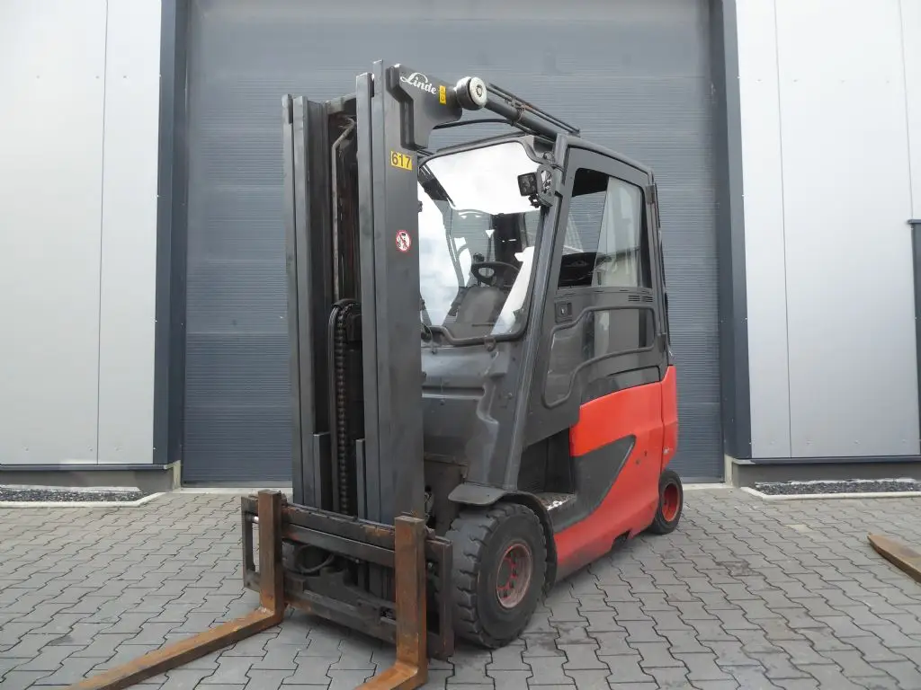 Gabelstapler günstig und sicher online kaufen. Hier sehen Sie einen Linde E25HL-01/600 aus dem Jahr 2012.
