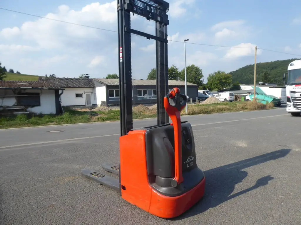 Gabelstapler günstig und sicher online kaufen. Hier sehen Sie einen Linde L12 aus dem Jahr 2018.