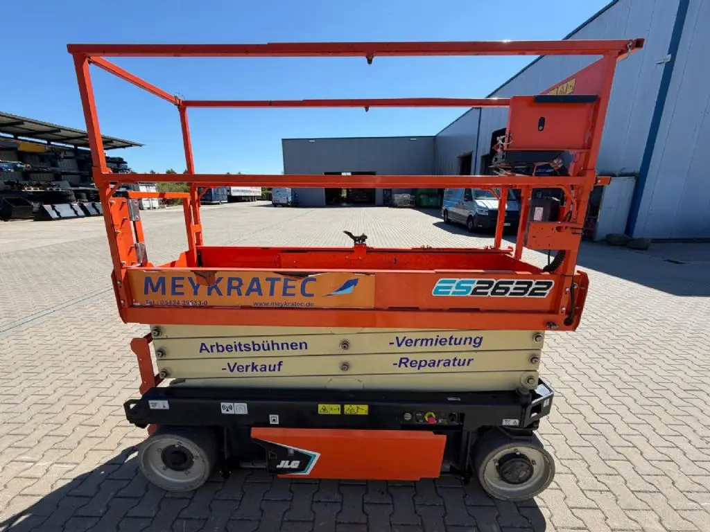 Gabelstapler günstig und sicher online kaufen. Hier sehen Sie einen JLG ES2632 aus dem Jahr 2023.