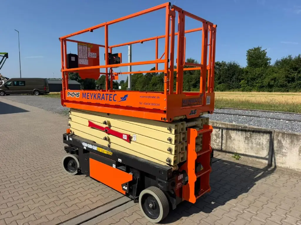 Gabelstapler günstig und sicher online kaufen. Hier sehen Sie einen JLG R4045 aus dem Jahr 2024.