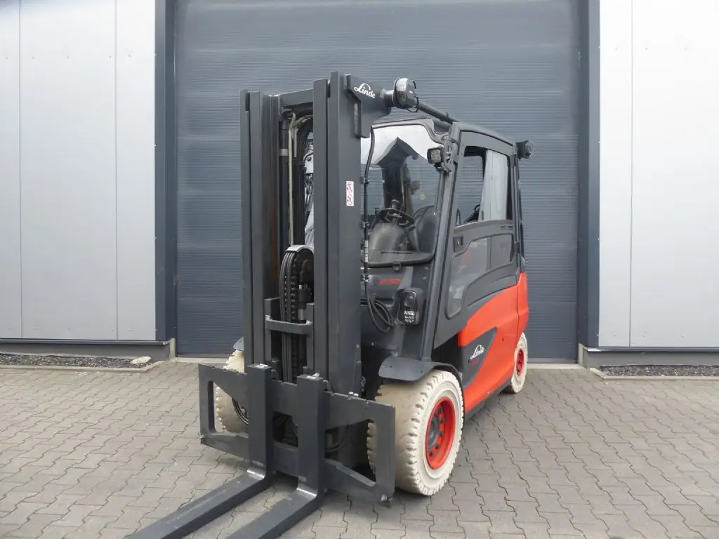 Gabelstapler günstig und sicher online kaufen. Hier sehen Sie einen Linde E50L-01/600 Containerfähig aus dem Jahr 2023.